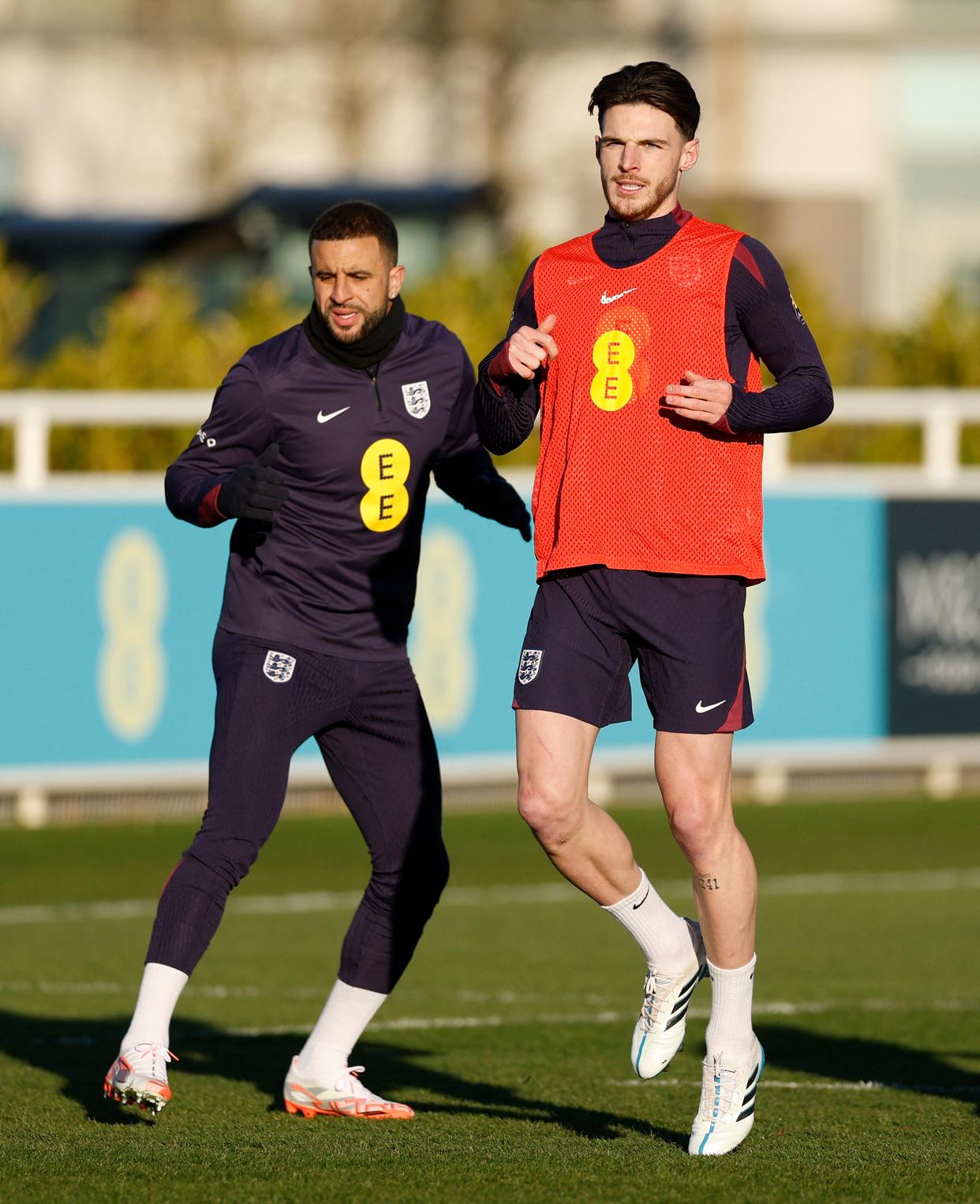 包含欧洲足球强队备战峰回路转，决赛火热开启的词条