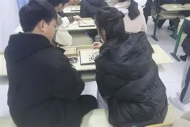 双方势均力敌，比赛胜负难以预料(双方势均力敌的感情才能长久)